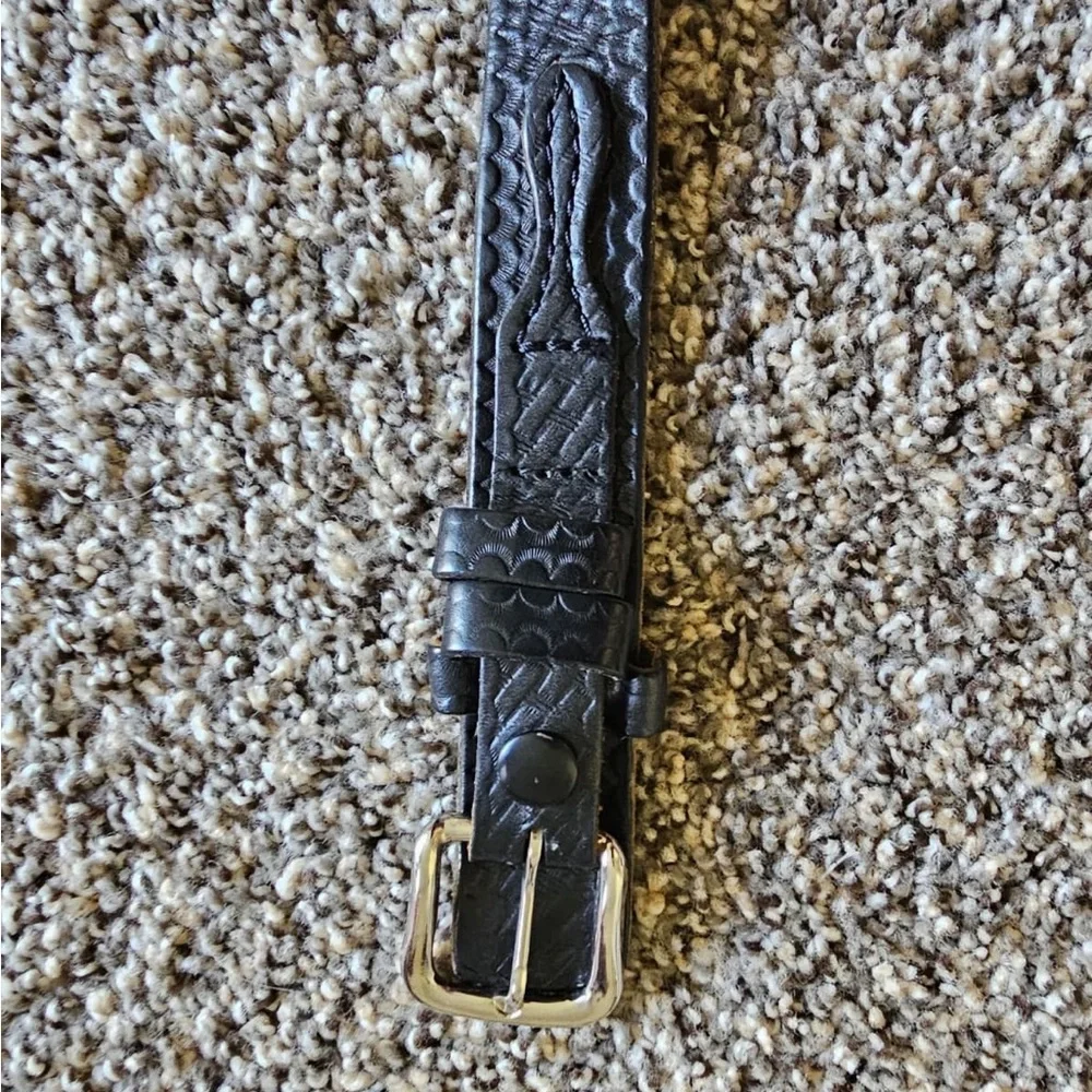 Boston leather Black Textured Leather Belt with Silver-Tone Buckle - Picture 4 of 7